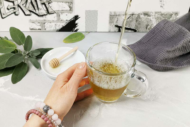entspannt Salbei Tee trinken bringt innere Ruhe und hilft wenn du schwitzt