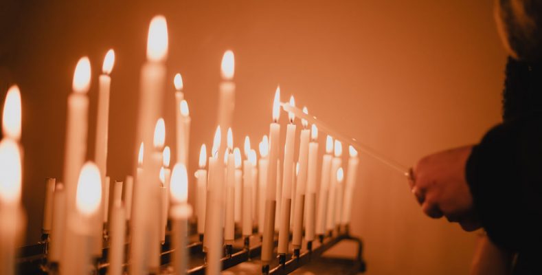 ein Brauch der Rauhnächte: eine Kerze für Familie und Ahnen entzünden